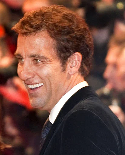 Clive Owen smiling on arrival at the Berlin International Film Festival in 2009.